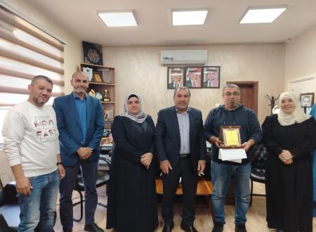 مدير تربية العقبة يكرم الموظف المثالي