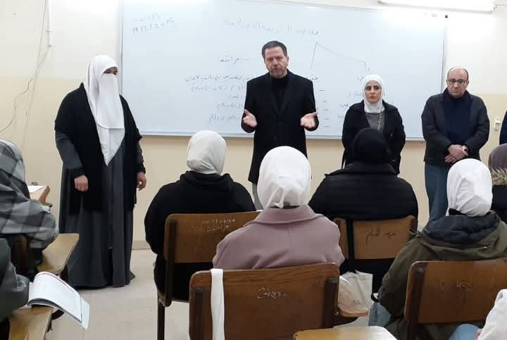ابو عزام يتفقد مدرستي الخنساء الثانوية للبنات وباب عمان الثانوية للبنبن ويشدد على أهمية المثابرة والانضباط