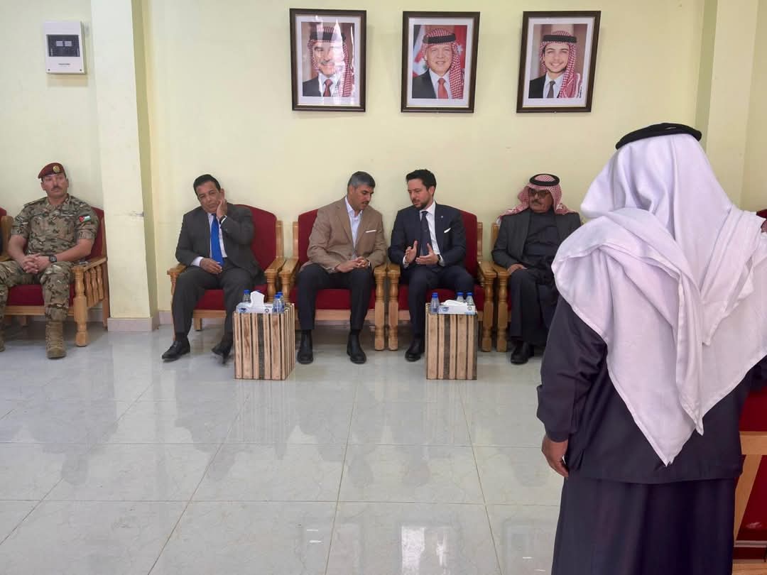 ولي العهد يعزي بوفاة والد زميله في الكتيبة 101