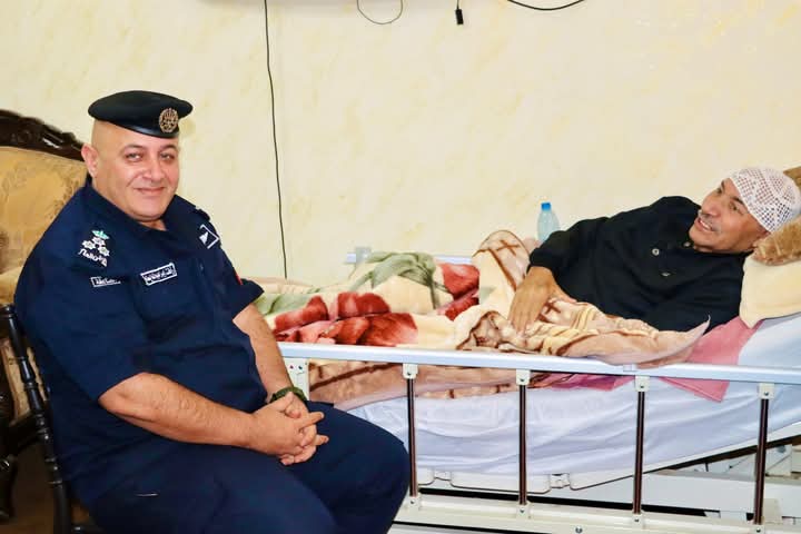 مدير شرطة مادبا يزور العميد المتقاعد أحمد القبيلات للاطمئنان على صحته