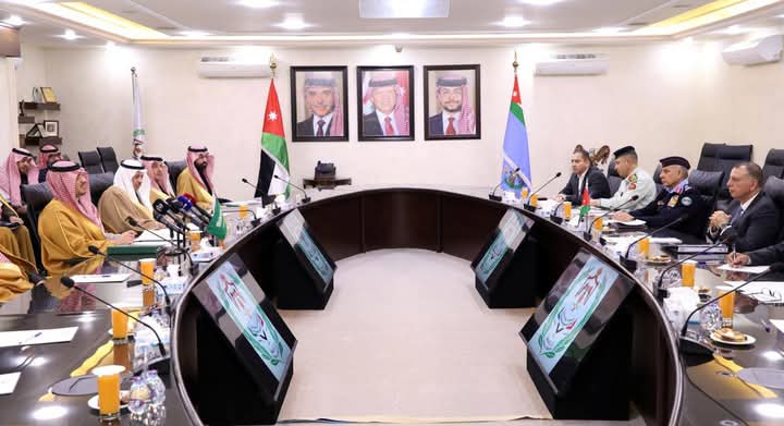 وزير الداخلية يلتقي سمو الأمير عبد العزيز بن سعود