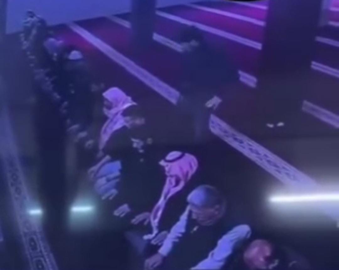 اعتداء على مصلٍ في مسجد بالجيزة ببلطة..فيديو