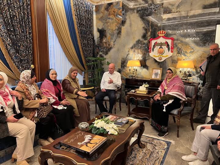الفايز يلتقي وفداً من نساء العلم والمعرفة في الكرك