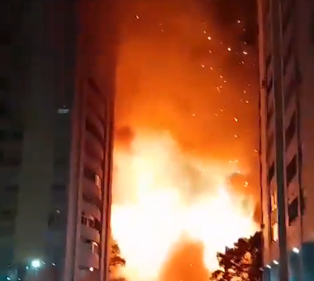 انهيار مبنى إثر حريق ضخم في الأرجنتين