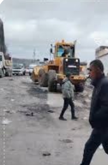 رغم خسائر الحريق… بلدية إربد تزيل بسطات البالة بالجرافات
