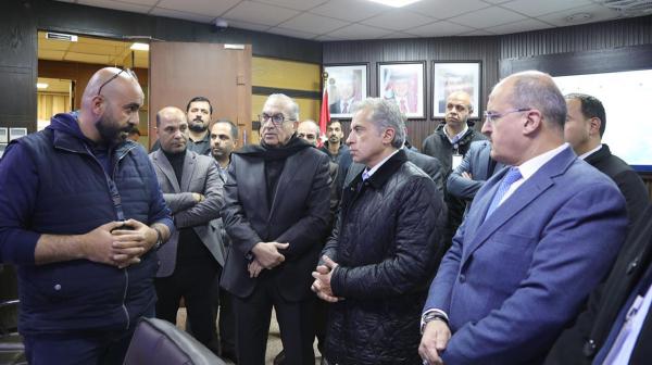 رئيس الوزراء يطلع على الاستعدادات التي اتَّخذتها وزارة الأشغال للتعامل مع الظروف الجويَّة