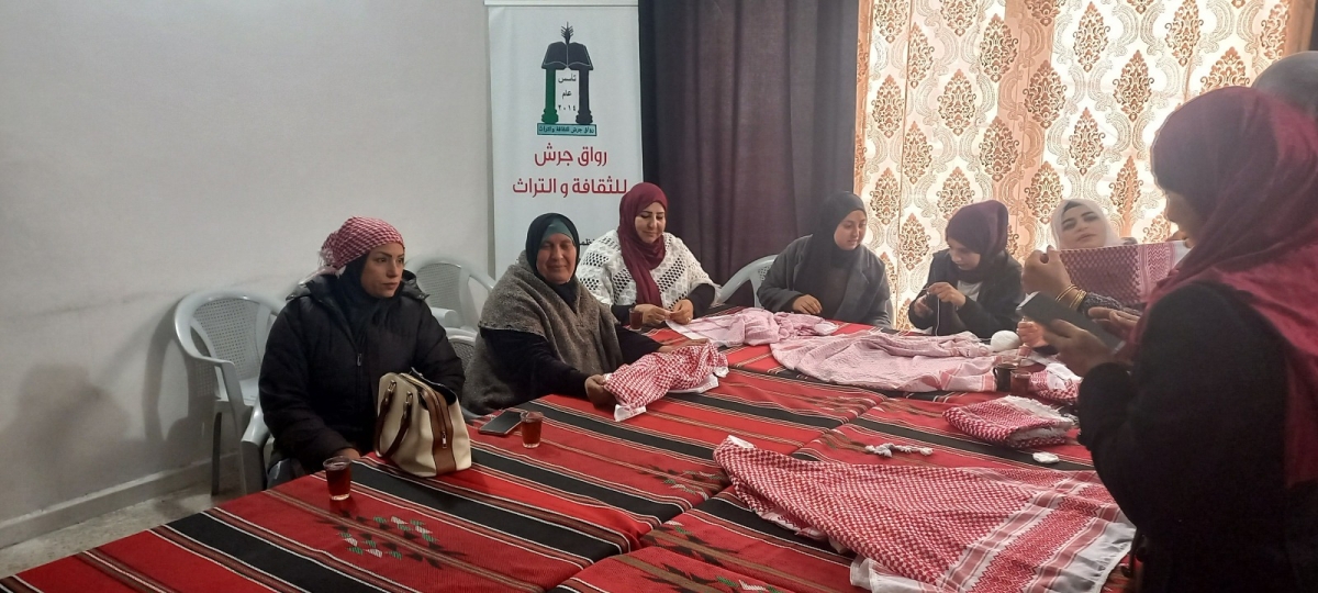 ورشة تدريبية على تهديب الشماغ في رواق جرش