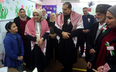 الشوابكة يفتتح مشروع الجدران والطاولات التفاعلية في مدرسة الكمالية