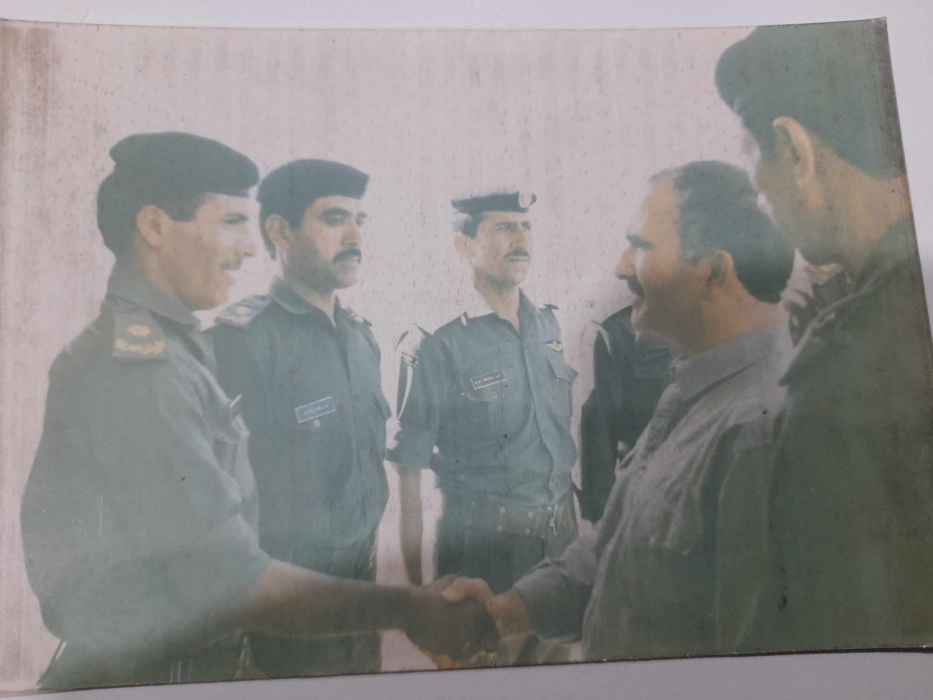 الأمير الحسن يزور كتيبة استطلاع الجنوب 1990