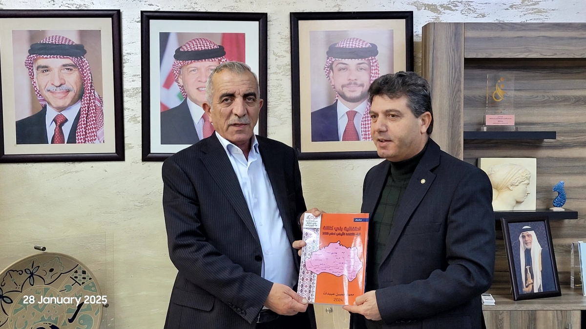 عبيدات يهدي وزير الثقافة كتابا يوثق فعاليات لواء الثقافة لعام 2023