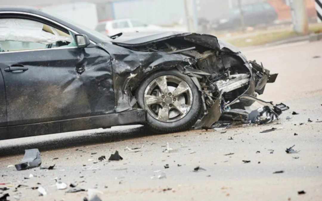 تدهور مركبة وإصابة شخصين بإصابات متوسطة