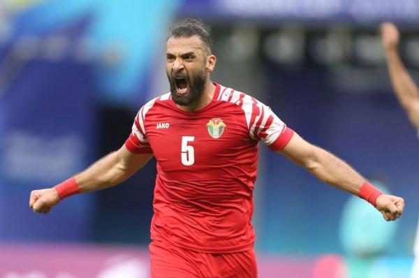 نجم منتخبنا الوطني يزن العرب في مواجهة برشلونة
