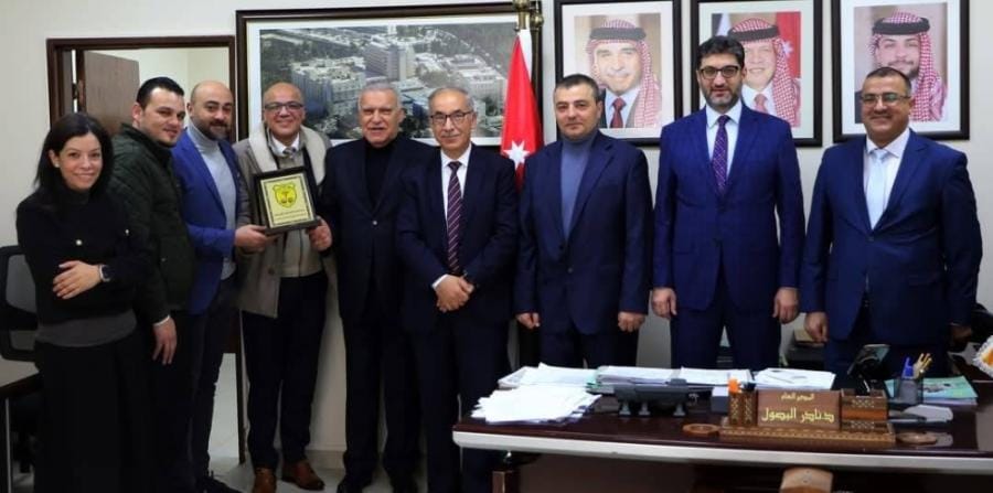 مستشفى الجامعة يتسلّم جهازًا لإجراء عمليات السّاد من مستودع أدوية الحديثة