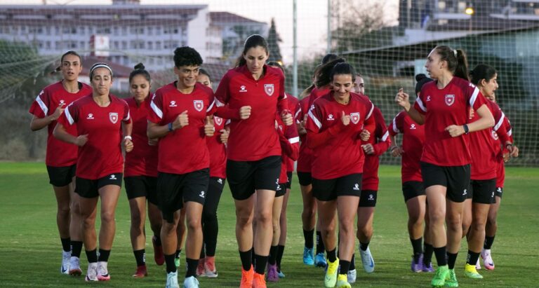 المنتخب النسوي لكرة القدم يلتقي نظيره الروسي الأربعاء