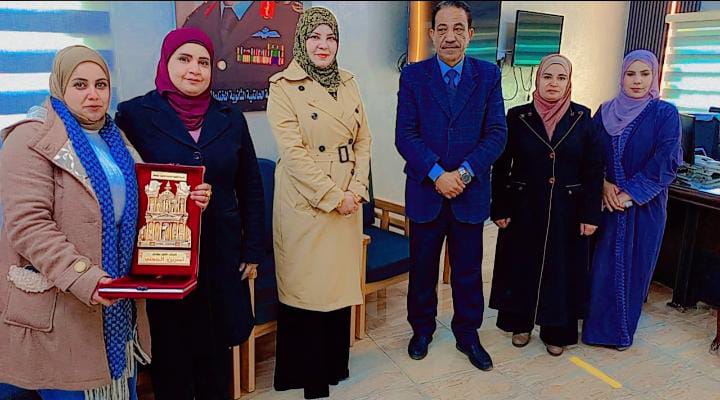 الزبن يكرم معلمتي مدرسة الذهيبة الشرقية الثانوية الشاملة المختلطة الرشود والجهني