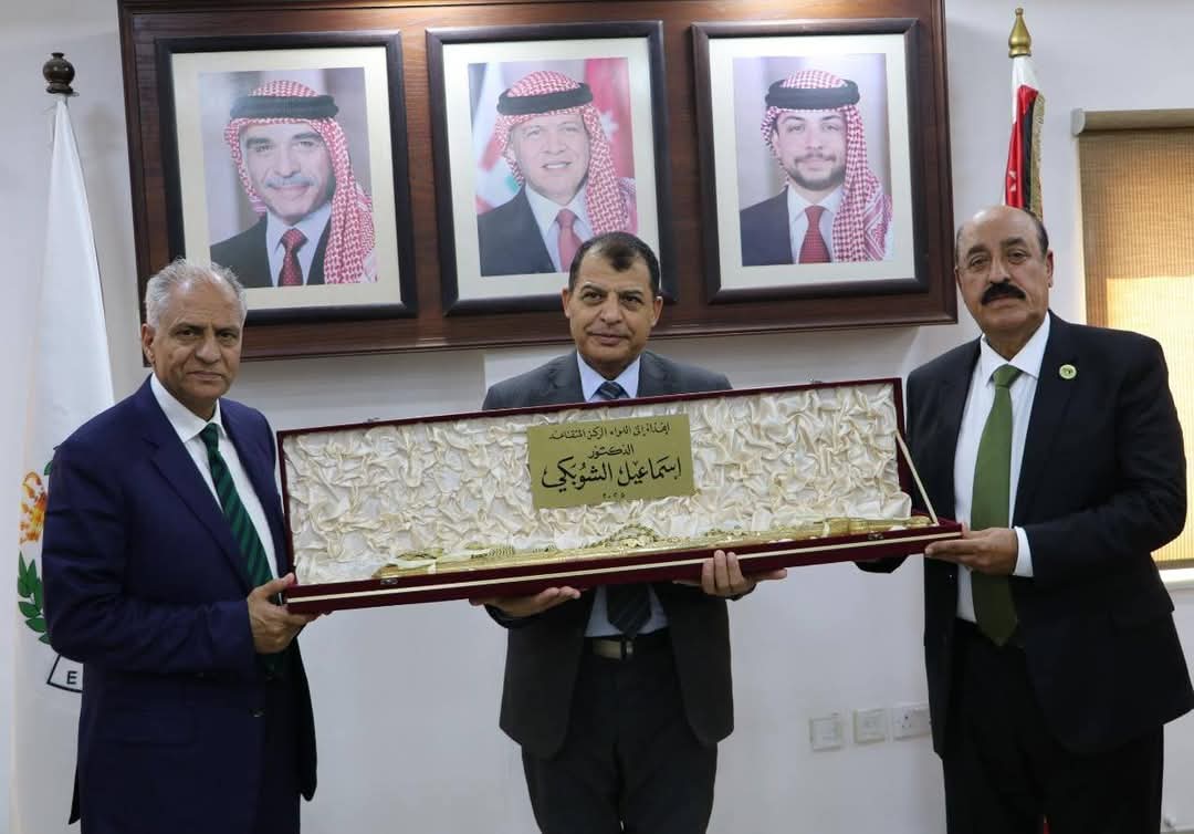 الرقاد يُكرم مدير عام المتقاعدين الأسبق تقديرًا لعطائه