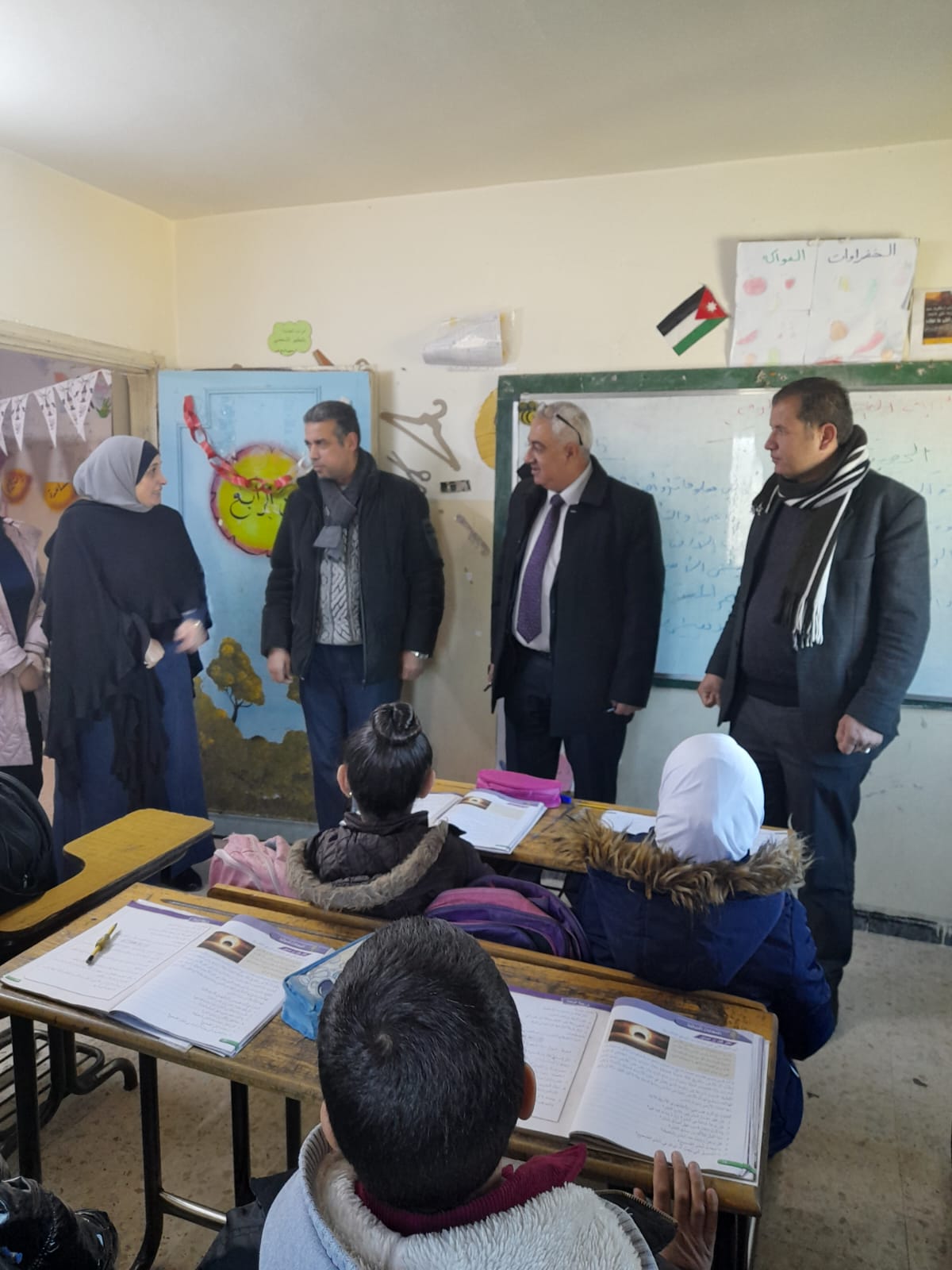 مدير التربية والتعليم في عجلون يتفقد عددا من المدارس