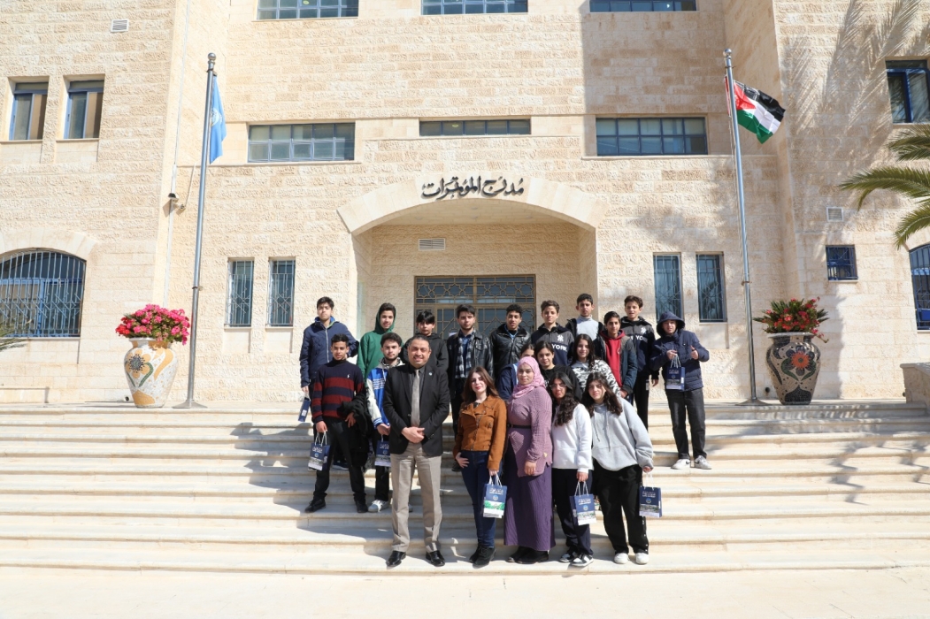 جامعة الزرقاء تستقبل وفدًا طلابيًا من مدارس الناصري الإنجيلية