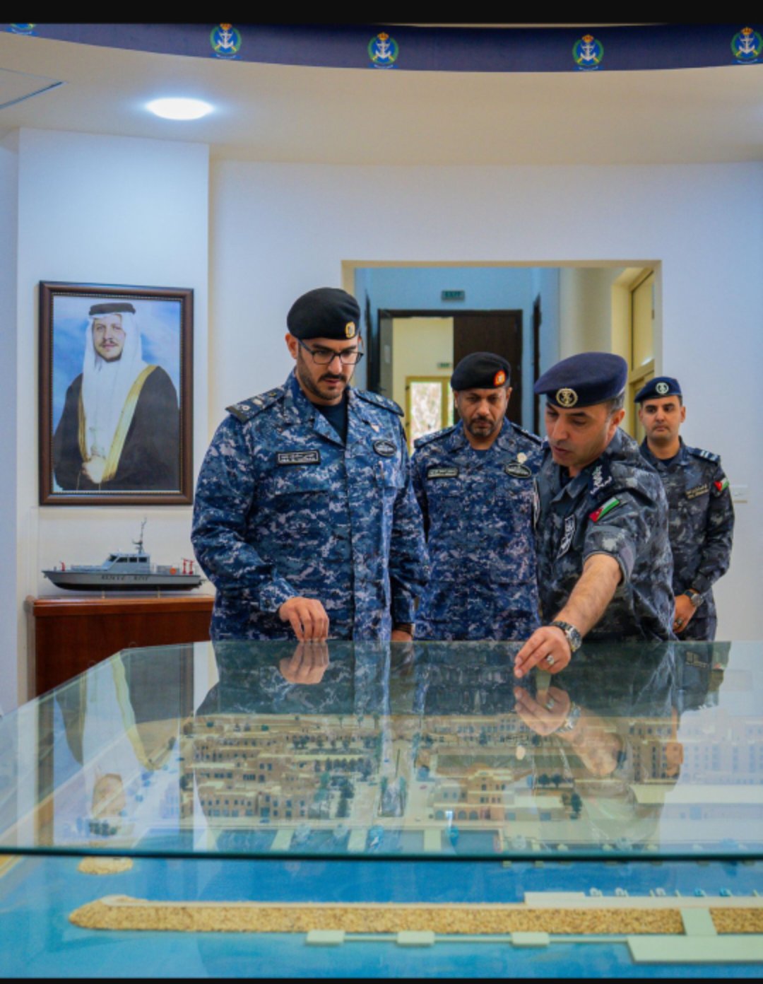 المقدم الركن الشيخ عيسى بن سلمان بن حمد آل خليفة يزور قيادة القوة البحرية والزوارق الملكية...صور