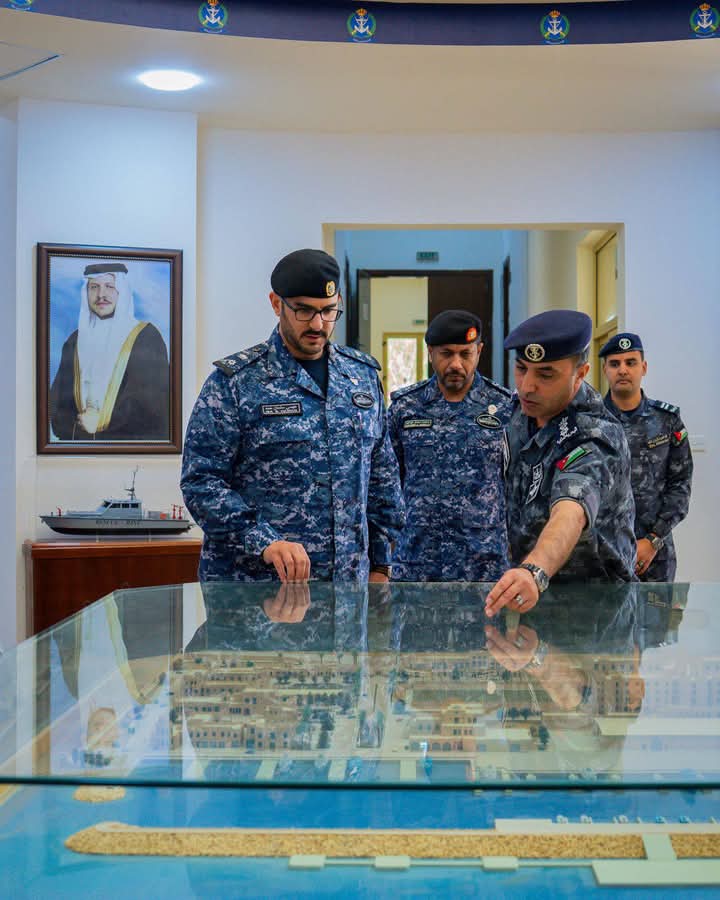 زيارة سمو المقدم الركن الشيخ عيسى بن سلمان بن حمد آل خليفة إلى قيادة القوة البحرية والزوارق الملكية صور