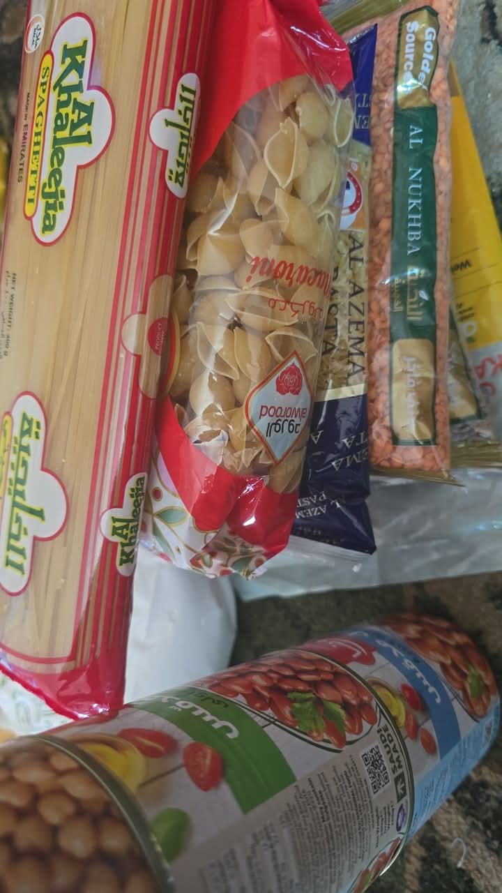 فاعل خير يوزع طرودًا غذائية قبل رمضان