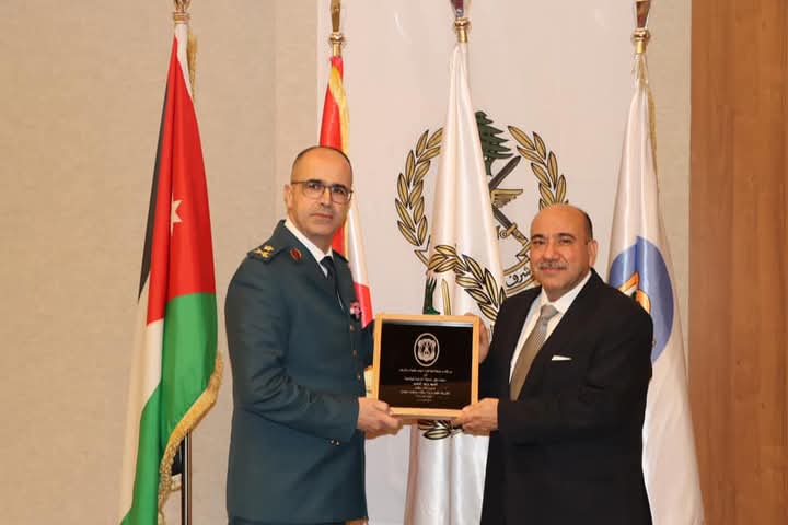 السفير وليد الحديد يلقي محاضرة في كلية فؤاد شهاب حول العلاقات الأردنيةاللبنانية ..صور