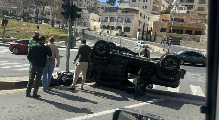 انقلاب مركبة بمنطقة وادي عبدون في عمان
