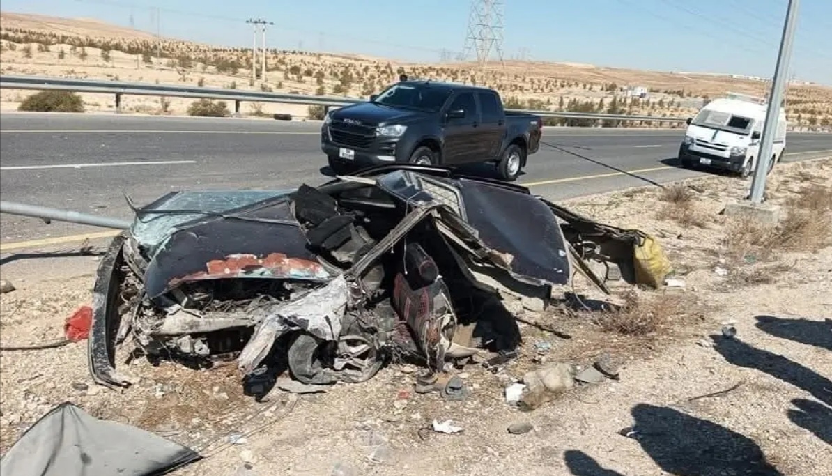 وفاتان و3 إصابات في حادث تدهور مركبة على الطريق الصحراوي