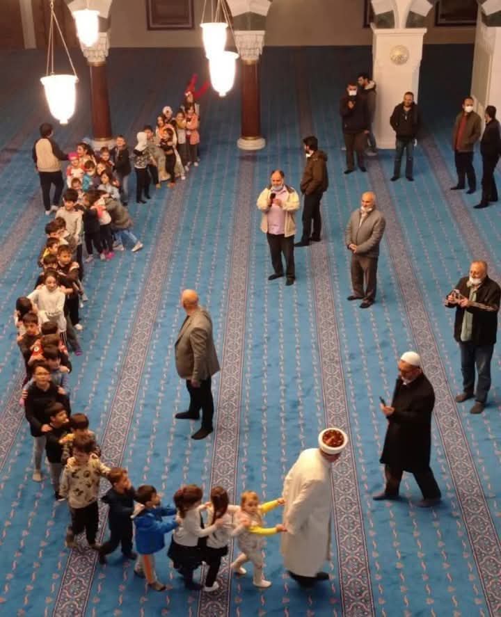 مساجد تركيا تفتح أبوابها للأطفال بعد التراويح