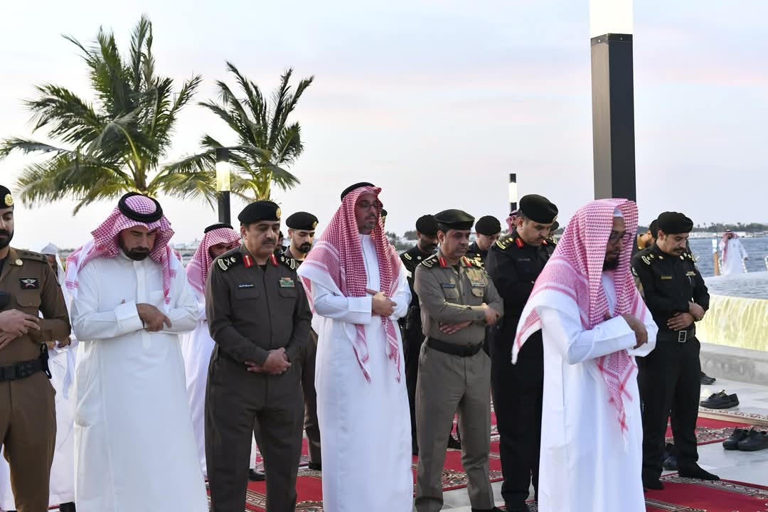 محافظ جدة يشارك الإفطار الرمضاني مع قادة ومنسوبي القطاعات الأمنية في الميدان بالمحافظة...صور