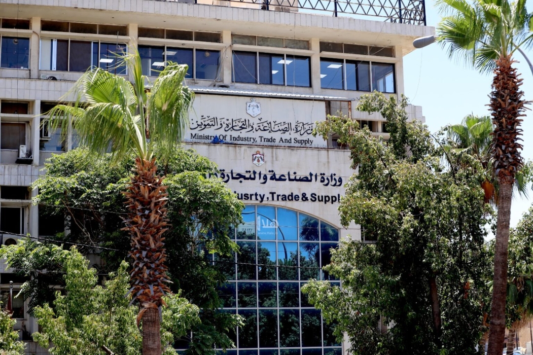 “الصناعة”: يُحظر نشر أي إعلان يضلل المستهلك