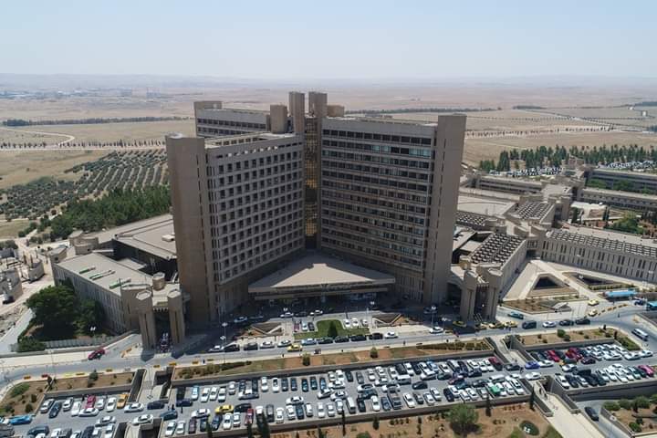 عملية جراحية نادرة في مستشفى الملك المؤسس تنقذ شابًا من نزيف حاد