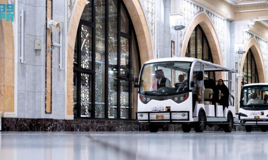 السعودية ..عربات كهربائية ويدوية في المسجد الحرام لتسهيل تنقل المعتمرين خلال رمضان
