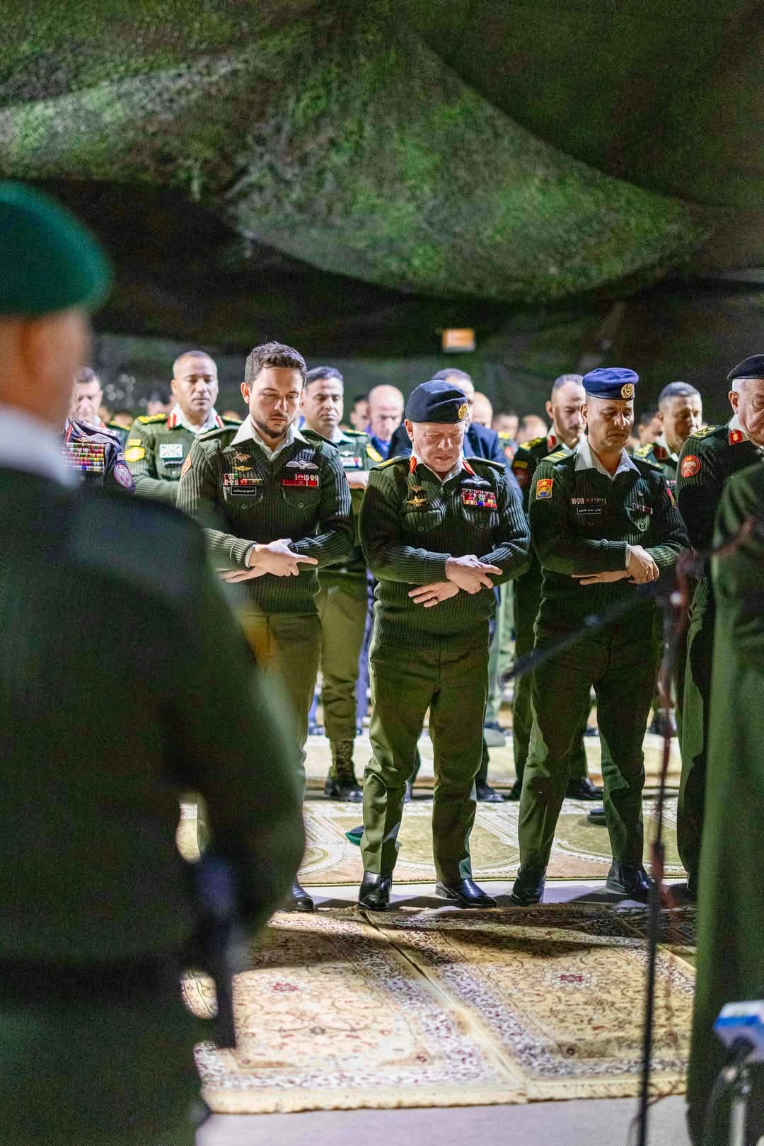 الملك يحضر مأدبة إفطار القيادة العامة للقوات المسلحة...صور