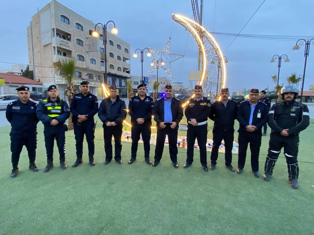 العميد عوض اللبابدة يشارك مرتبات الأمن العام العاملين في الميدان وجبة الإفطار في المفرق ....صور