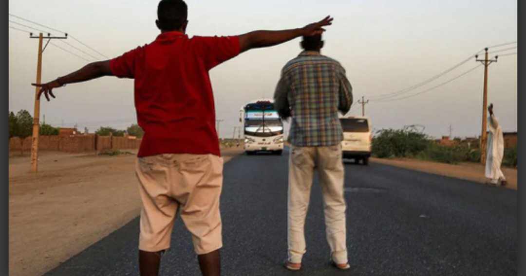 في السودان فقط إجبار المسافرين على النزول وتناول طعام الإفطار في رمضان