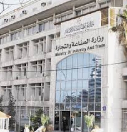 “الصناعة”: عقوبات مالية لمن يُخفي أو يمتنع عن بيع سلعة أساسية