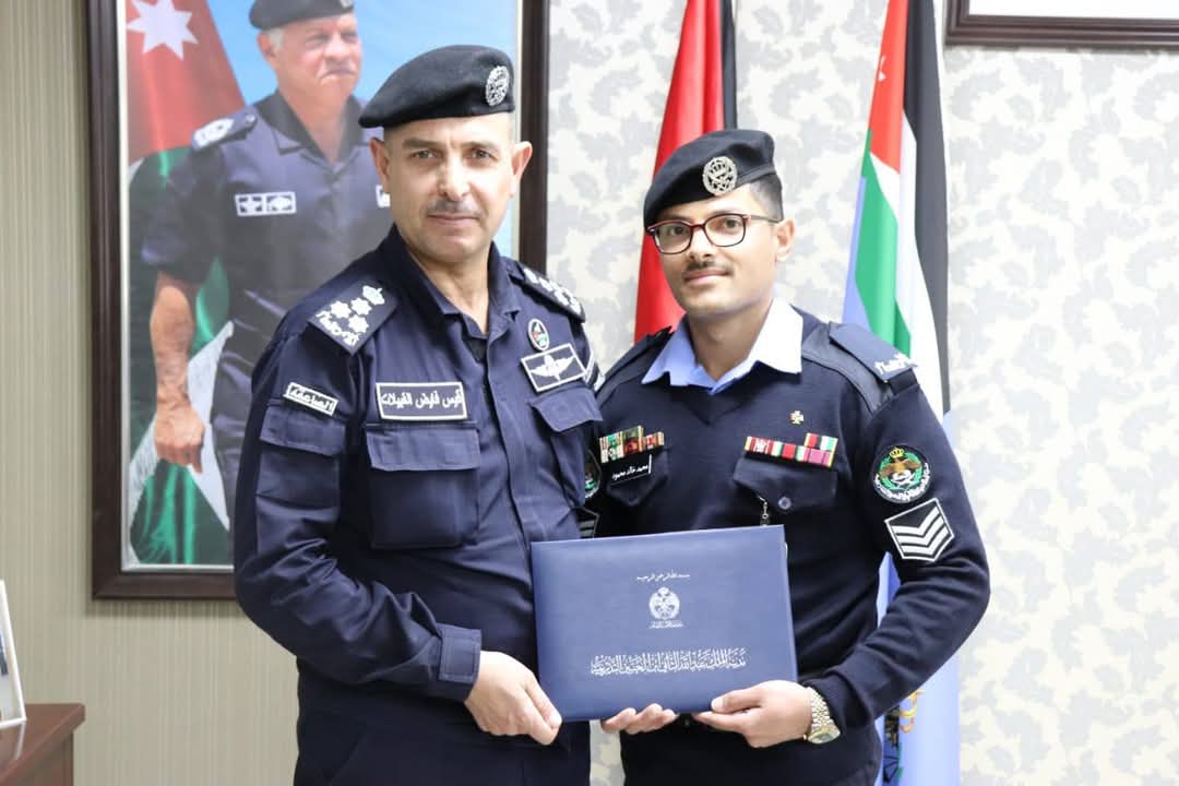العميد قيس القبيلات يكرم الملازم اول محمد والرقيب محمد خالد
