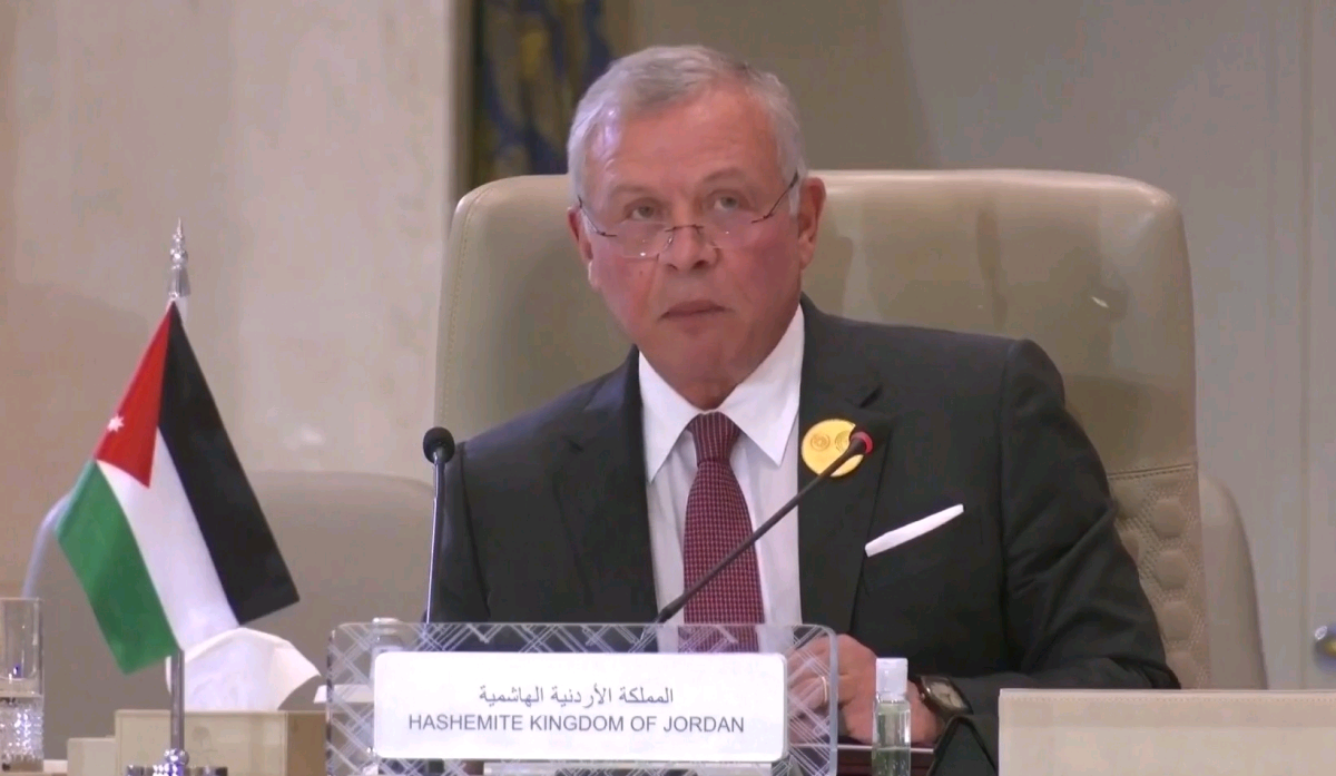 الملك يغادر إلى القاهرة لترؤس الوفد الأردني في القمة العربية الطارئة
