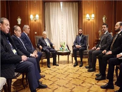 الرئيس الفلسطيني يلتقي أحمد الشرع على هامش أعمال القمة العربية