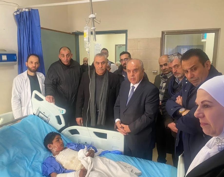 وزير التربية يطمئن على طالب تعرض للحرق على يد زملائه بالرصيفة