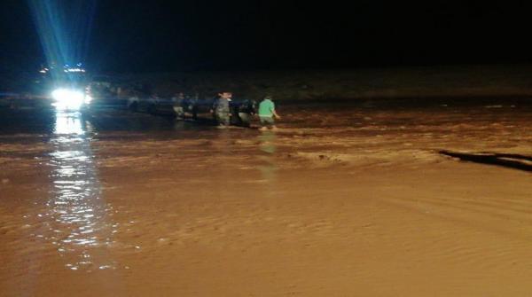 الدفاع المدني والبادية ينقذان شخصين حاصرتهما السيول في الرويشد