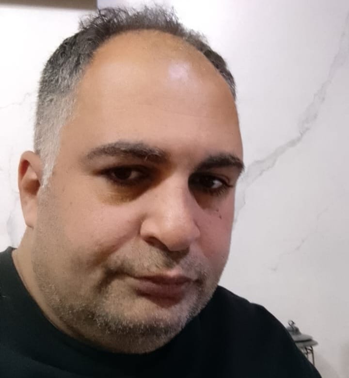 خذ عمري وامنح عينيك الحياة.. ودعني شمعة تحترق في هواك