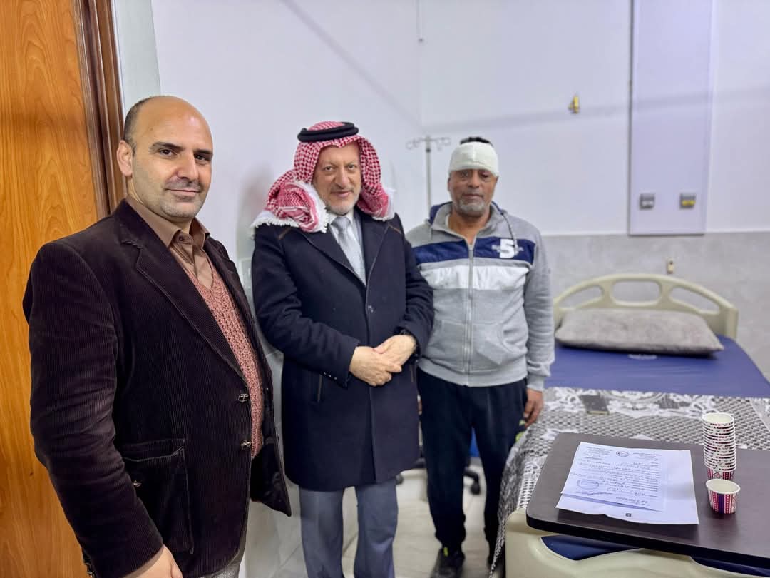 الكوفحي يطمئن على صحة  عامل وطن تعرض لإصابة أثناء عمله الرسمي