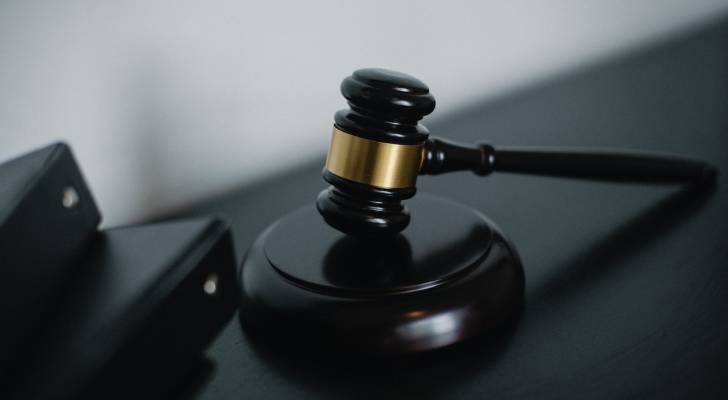 صلح جزاء عمان تدين متهماً بتحطيم مركبة مواطن وتهديد عائلته بالحبس 3 سنوات
