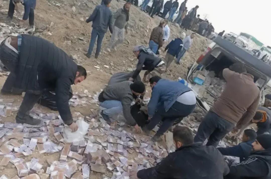 تطاير ملايين الليرات السورية  بسبب حادث سير على طريق  دمشق حمص  ... تفاصيل وفيديو