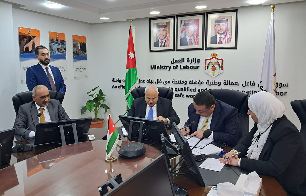 اتفاقية لإصدار وتجديد تصاريح العمل من خلال شركة البريد