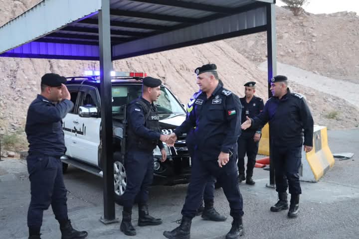 قادة أمن الجنوب يشاركون المرتبات الميدانية وجبة الإفطار ويوزعون التمور والمياه على المواطنين