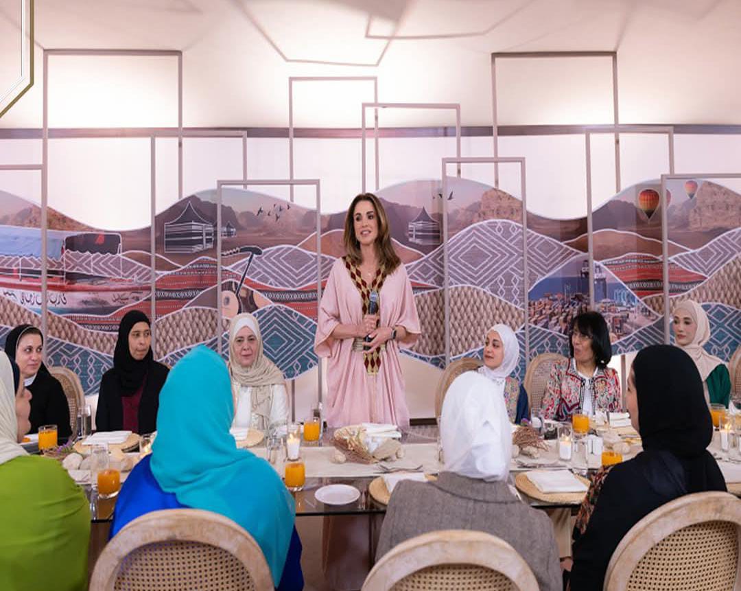 الملكة تقيم مائدة إفطار لعدد من سيدات العقبة....صور