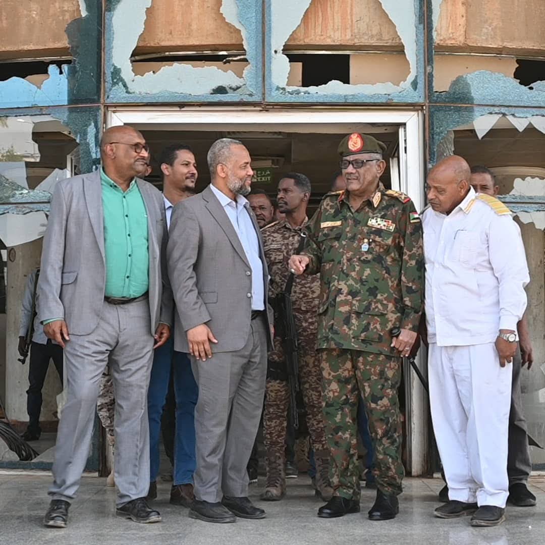 وزير الصحة يهنئ القوات المسلحة السوداني بالانتصارات خلال زيارته القيادة العامة وسلاح الإشارة